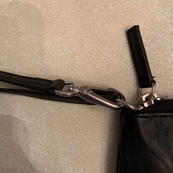 guess // wristlet - Picture 7 of 8